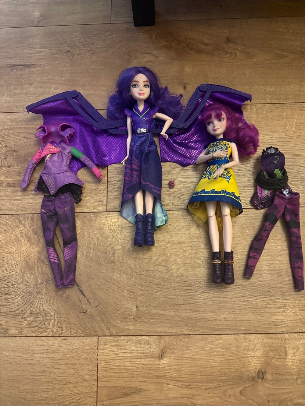 Disney Descendants “Mal” 2 dolls and multiple outfits
